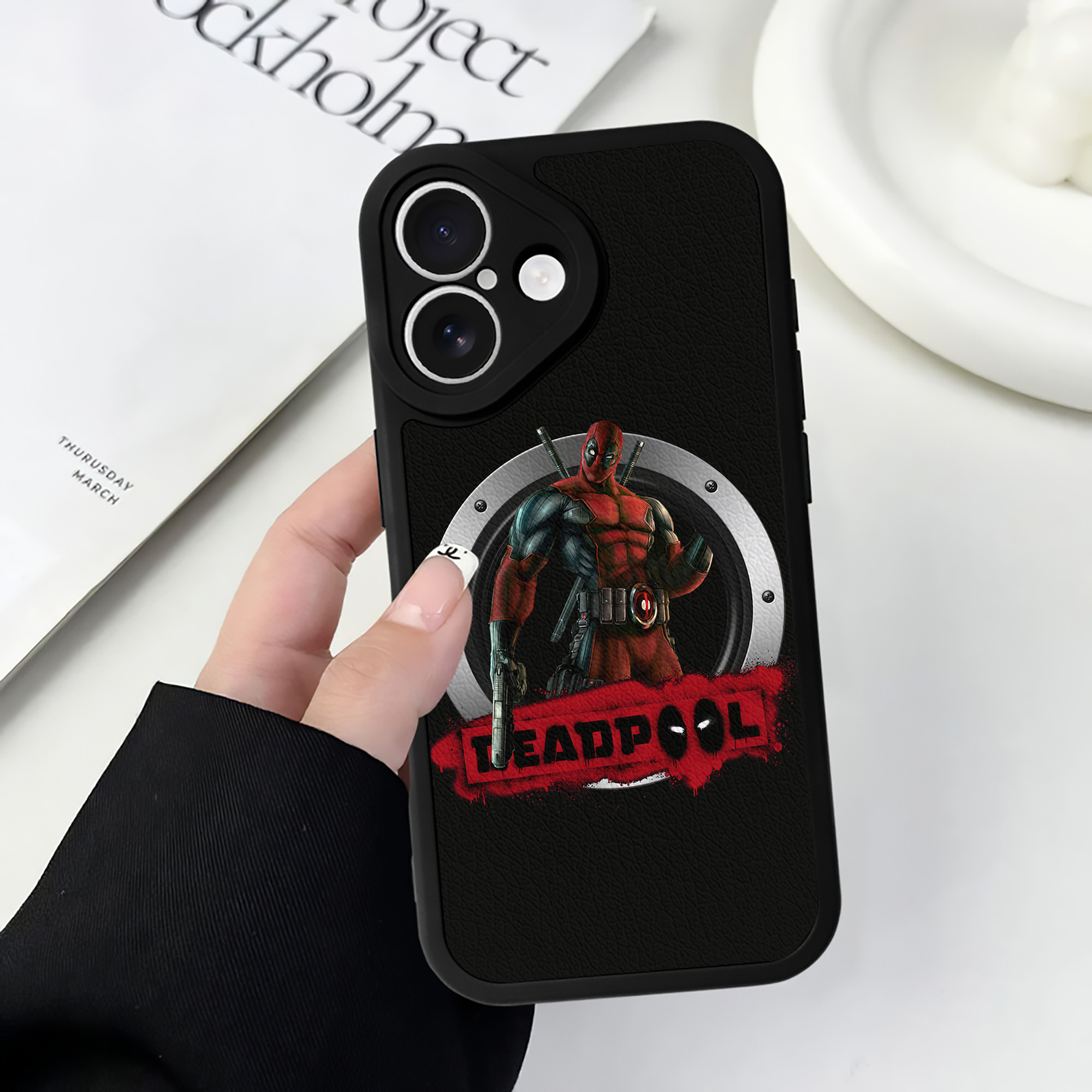 （画像用） Deadpool デッドプール 【iPhone 16シリーズ対応】シリコンスマホケース（レザー調） 材質：シリコン